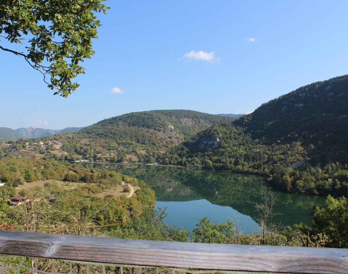 Hébergement insolite en Auvergne-Rhône-Alpes avec vue panoramique sur le lac et les montagnes.