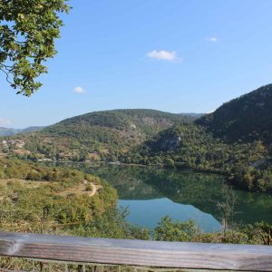 Hébergement insolite en Auvergne-Rhône-Alpes avec vue panoramique sur le lac et les montagnes.