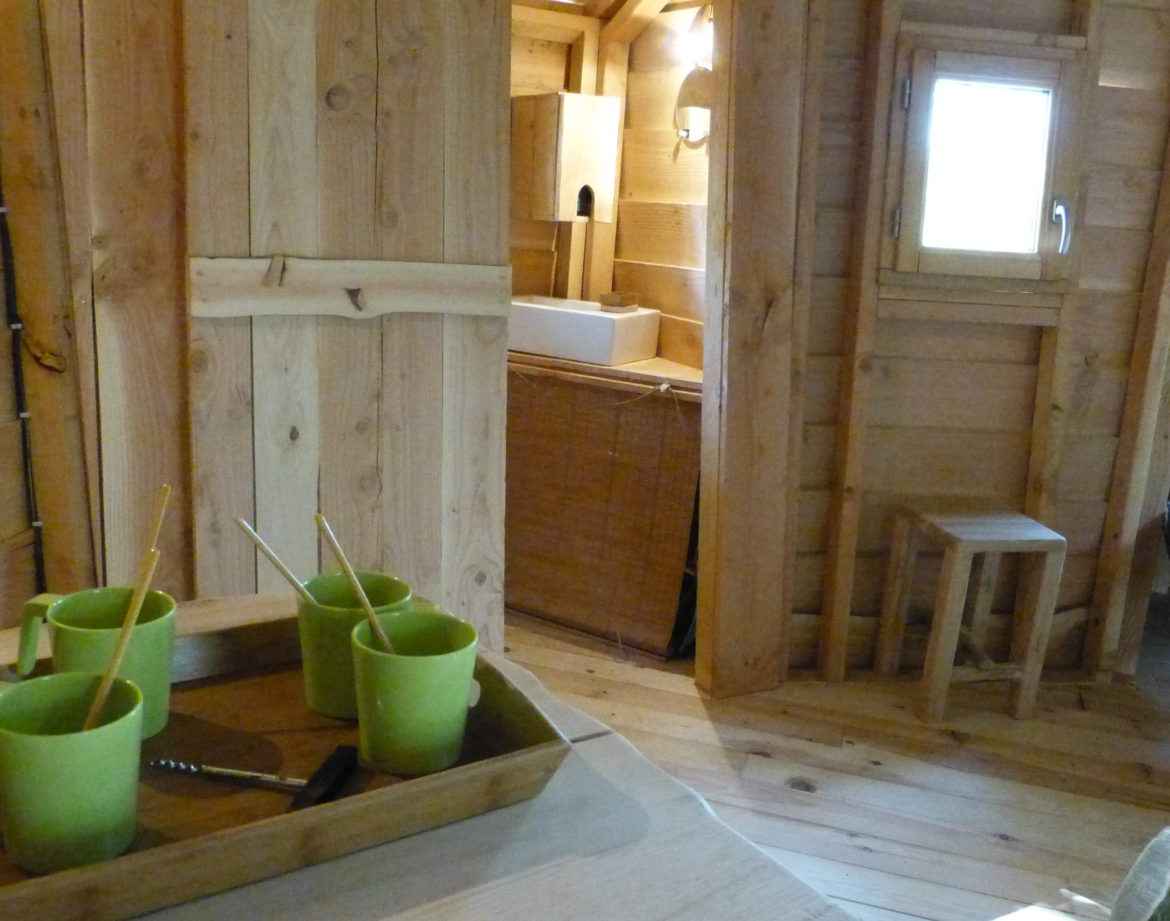 Hébergement insolite en bois avec cuisine équipée et ambiance chaleureuse.