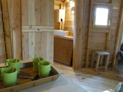 Hébergement insolite en bois avec cuisine équipée et ambiance chaleureuse.
