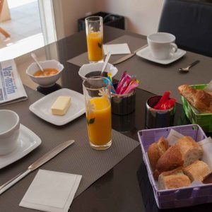 Petit-déjeuner copieux dans un hébergement insolite en Provence-Alpes-Côte dAzur.