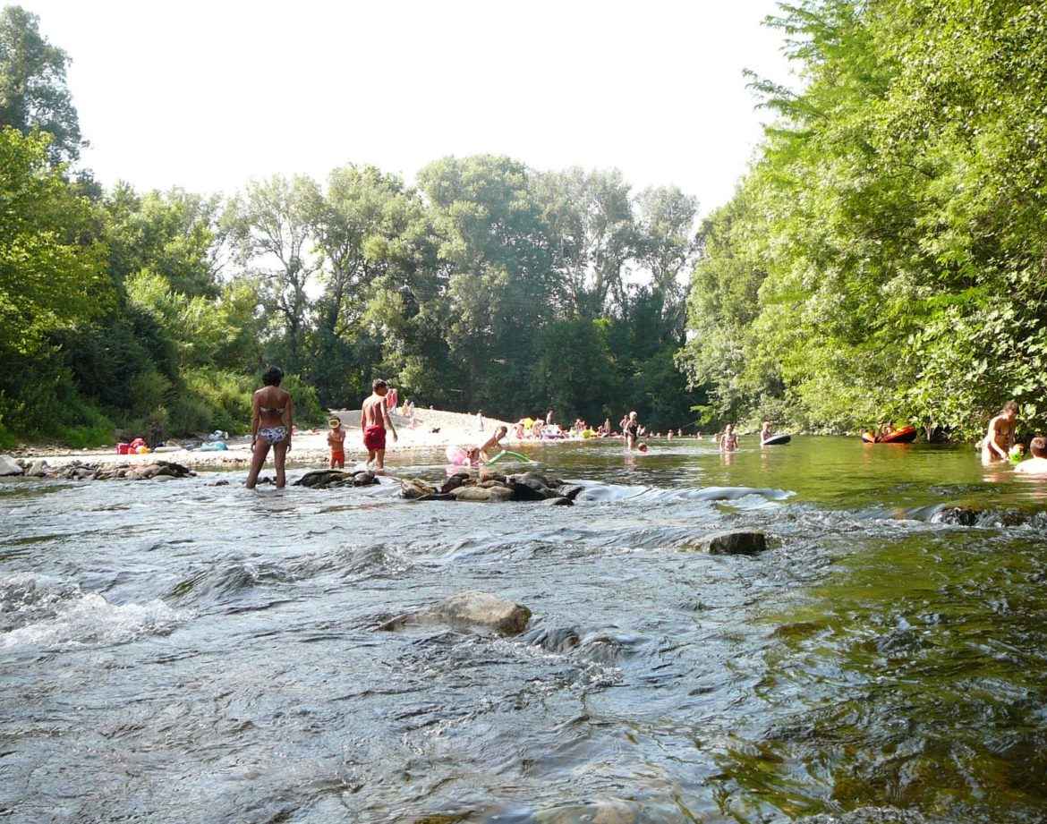 Hébergement insolite en bord de rivière, idéal pour se baigner et profiter de la nature.