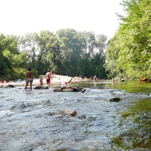 Hébergement insolite en bord de rivière, idéal pour se baigner et profiter de la nature.