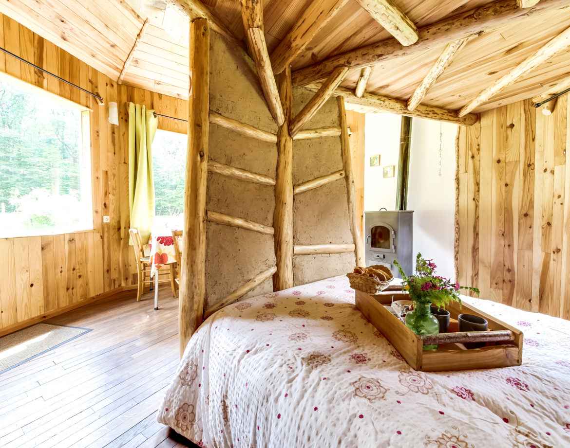 Chalet en bois dans le Grand-Est, avec lit douillet et décoration naturelle.