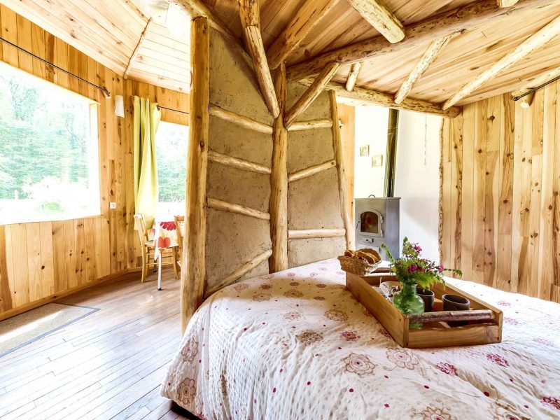 Chalet en bois dans le Grand-Est, avec lit douillet et décoration naturelle.