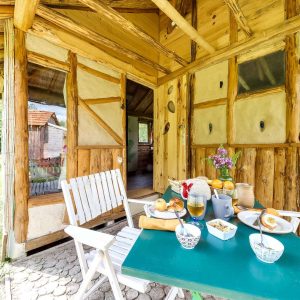 Hébergement insolite en bois à Grand-Est, avec une terrasse accueillante et décorée.