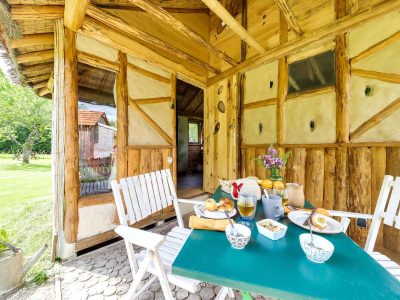Hébergement insolite en bois à Grand-Est, avec une terrasse accueillante et décorée.