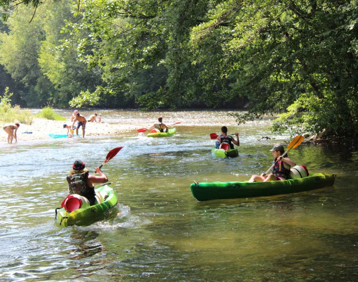 Hébergement insolite en Languedoc-Roussillon, avec canoës sur une rivière paisible.
