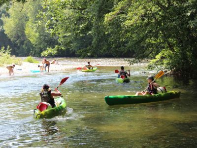 Hébergement insolite en Languedoc-Roussillon, avec canoës sur une rivière paisible.