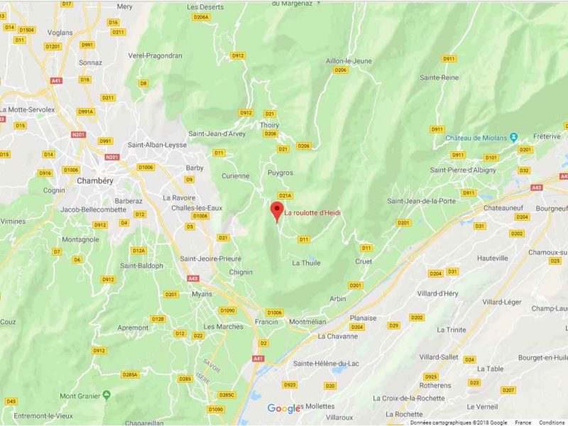 Hébergement en chalet avec vue panoramique sur les montagnes verdoyantes.