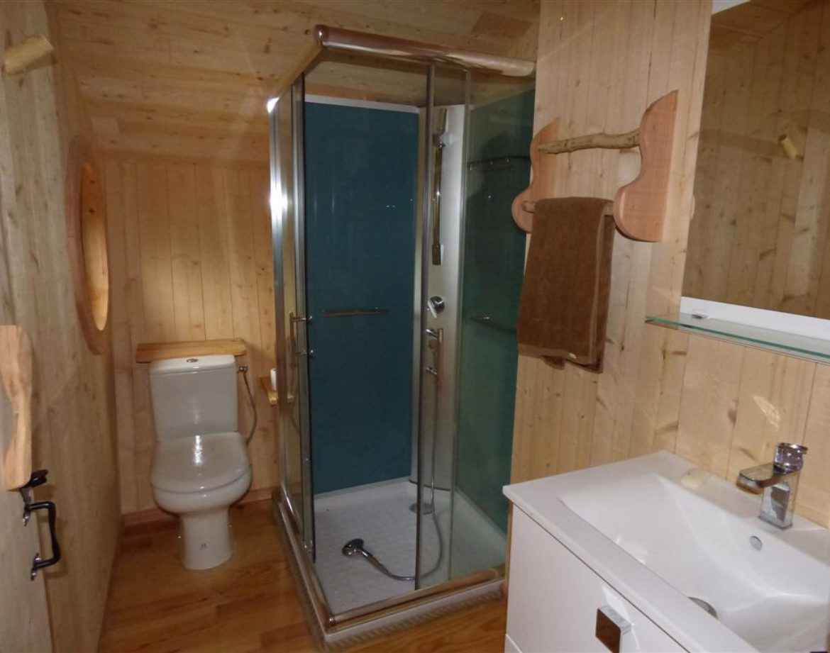 Salle de bain moderne en bois dans un hébergement insolite en Auvergne-Rhône-Alpes.