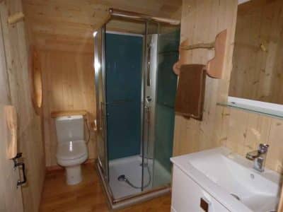 Salle de bain moderne en bois dans un hébergement insolite en Auvergne-Rhône-Alpes.