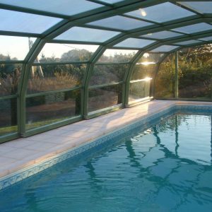 Hébergement insolite en Grand-Est avec piscine intérieure sous véranda lumineuse.