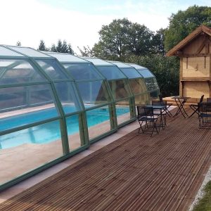 Hébergement insolite en bois avec piscine couverte et terrasse en bois à Grand-Est.