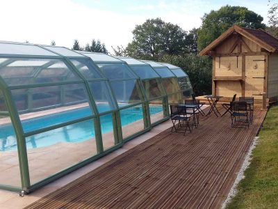 Hébergement insolite en bois avec piscine couverte et terrasse en bois à Grand-Est.