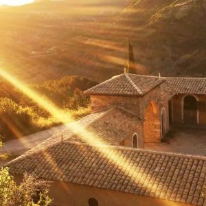 Hébergement insolite en Auvergne-Rhône-Alpes, avec vue imprenable au coucher du soleil.