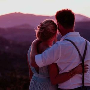 Couple admirant le coucher de soleil depuis un hébergement insolite en Auvergne-Rhône-Alpes.