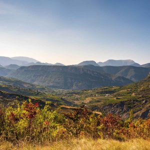 Hébergement insolite en Auvergne-Rhône-Alpes, avec vue panoramique sur les montagnes.