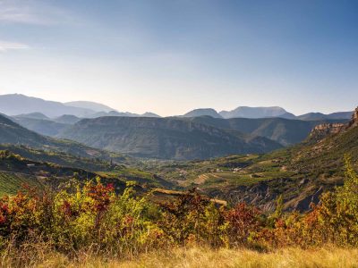Hébergement insolite en Auvergne-Rhône-Alpes, avec vue panoramique sur les montagnes.