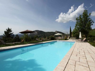 Hébergement insolite en Auvergne-Rhône-Alpes avec piscine et vue panoramique sur les montagnes.