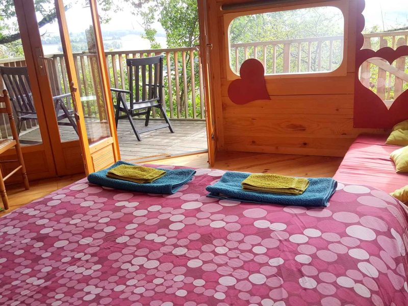 Cabane perchée en Midi-Pyrénées, avec vue sur la nature et décor chaleureux.