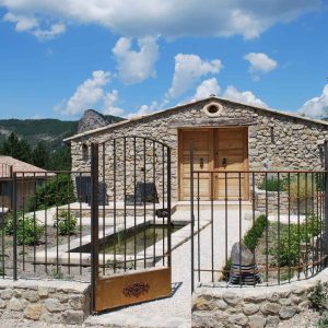 Hébergement insolite en pierre avec jardin et vue sur les montagnes en Auvergne-Rhône-Alpes.