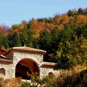 Hébergement insolite en pierre, niché dans la verdure dAuvergne-Rhône-Alpes.