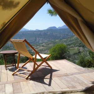 Tente luxueuse avec vue panoramique sur les montagnes en Auvergne-Rhône-Alpes.