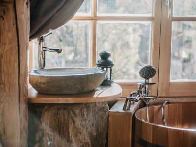 Hébergement insolite en Provence-Alpes-Côte dAzur avec lavabo en pierre et baignoire en bois.