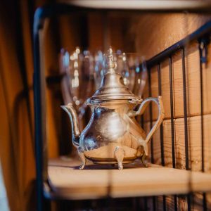 Hébergement insolite en Provence : une théière en métal sur une étagère en bois.