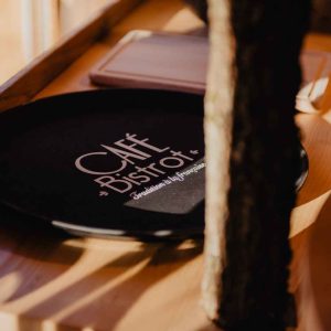 Plateau en bois dans un hébergement insolite en Provence-Alpes-Côte dAzur.