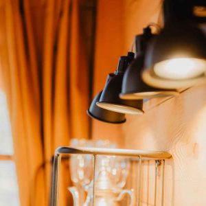 Éclairage moderne dans un hébergement insolite en bois en Provence-Alpes-Côte dAzur.