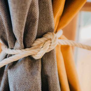 Hébergement insolite en Provence-Alpes-Côte dAzur avec des rideaux colorés noués.