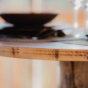 Table en bois dans un hébergement insolite en Provence-Alpes-Côte dAzur, ambiance chaleureuse.