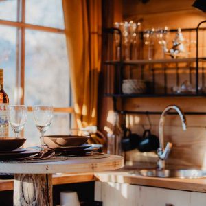 Cabane en bois en Provence-Alpes-Côte dAzur avec cuisine chaleureuse et vue dégagée.