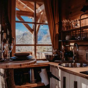Cabane en bois en Provence-Alpes-Côte dAzur, avec cuisine moderne et vue sur la nature.