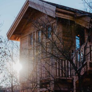 Cabane en bois perchée, baignée de lumière au cœur de la Provence-Alpes-Côte dAzur.