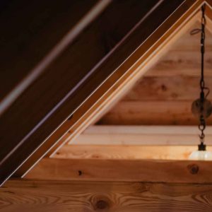 Cabane en bois avec un éclairage suspendu, ambiance chaleureuse et naturelle.