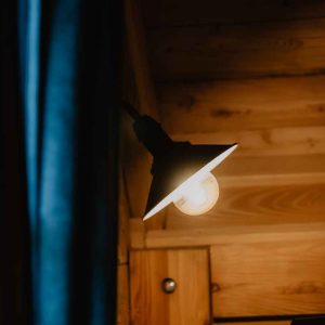 Chalet en bois avec une lampe vintage, ambiance chaleureuse en Provence-Alpes-Côte dAzur.