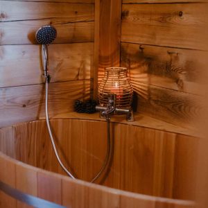 Bain en bois dans un hébergement insolite en Provence-Alpes-Côte dAzur. Ambiance chaleureuse.