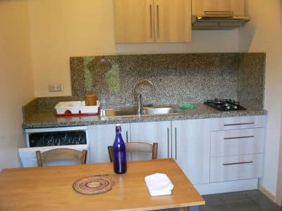 Cuisine moderne dun gîte insolite à Limousin, avec plan de travail en granit.