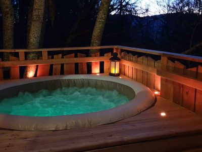 Hébergement insolite en cabane avec jacuzzi extérieur, ambiance chaleureuse et romantique.