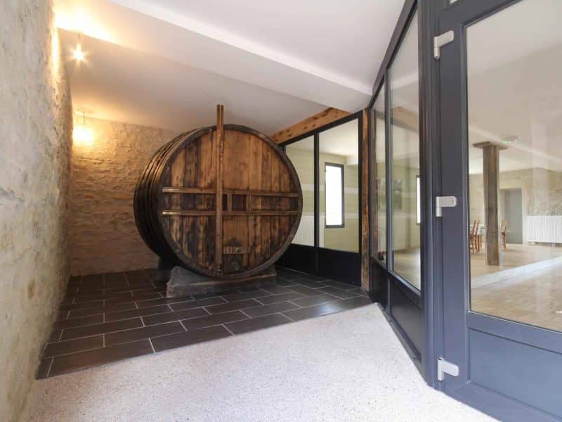 Gîte moderne avec un grand fût en bois, alliant charme et confort.