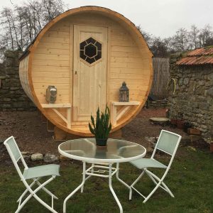 Hébergement insolite en Bourgogne : un baril en bois avec une porte en vitrail et mobilier