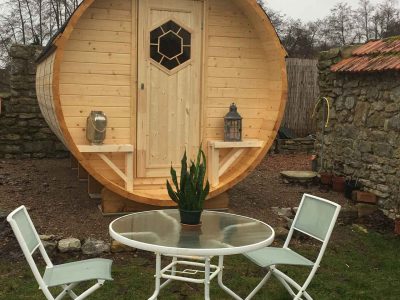 Hébergement insolite en Bourgogne : un baril en bois avec une porte en vitrail et mobilier