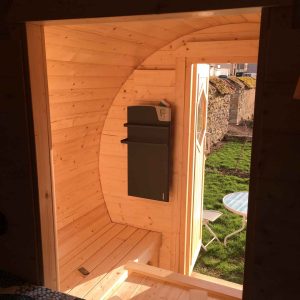 Hébergement insolite en Bourgogne : intérieur en bois chaleureux avec vue sur le jardin.