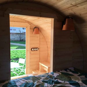 Hébergement insolite en Bourgogne : cabane en bois avec vue sur le jardin verdoyant.