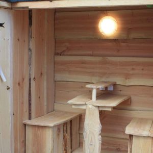 Hébergement insolite en bois en Auvergne-Rhône-Alpes, avec bancs et lumière douce.