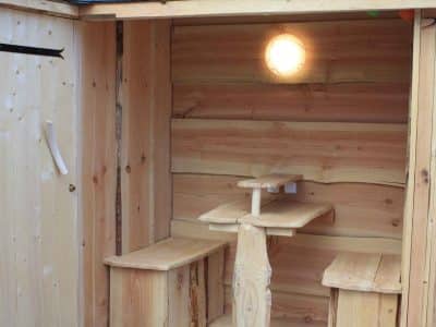 Hébergement insolite en bois en Auvergne-Rhône-Alpes, avec bancs et lumière douce.