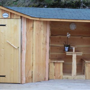Cabane en bois avec une terrasse, idéale pour un séjour insolite en Auvergne-Rhône-Alpes.